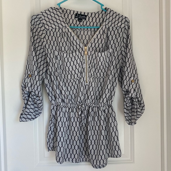2/20$ Cinch waist black and white printed blouse - Picture 1 of 3